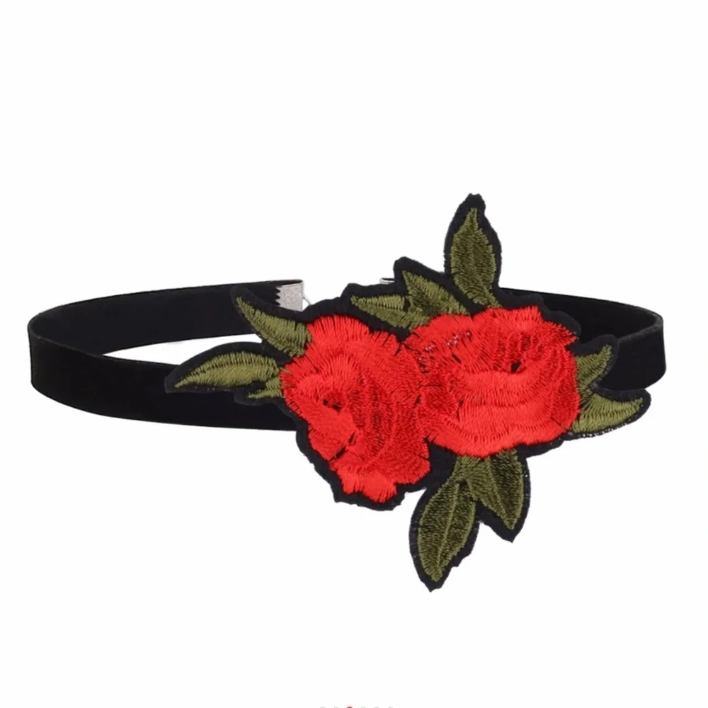DARLING PRESENTS rose choker